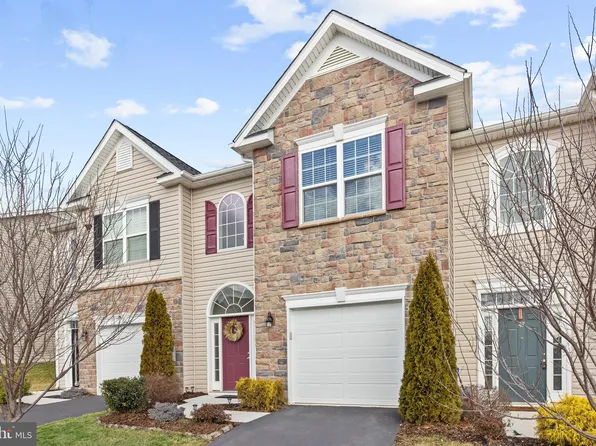 43 Polygon Pl, Falling Waters, WV 25419