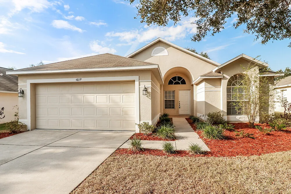 3 bed, 2.0 bath, 1606 sqft, $2,245 — Photo 1