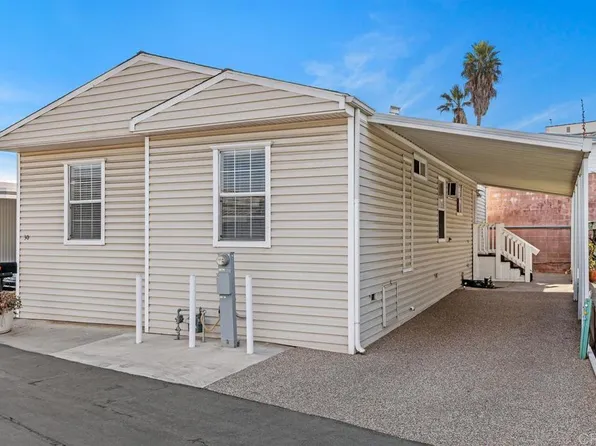30 Hummingbird Ln, Oceanside, CA 92057