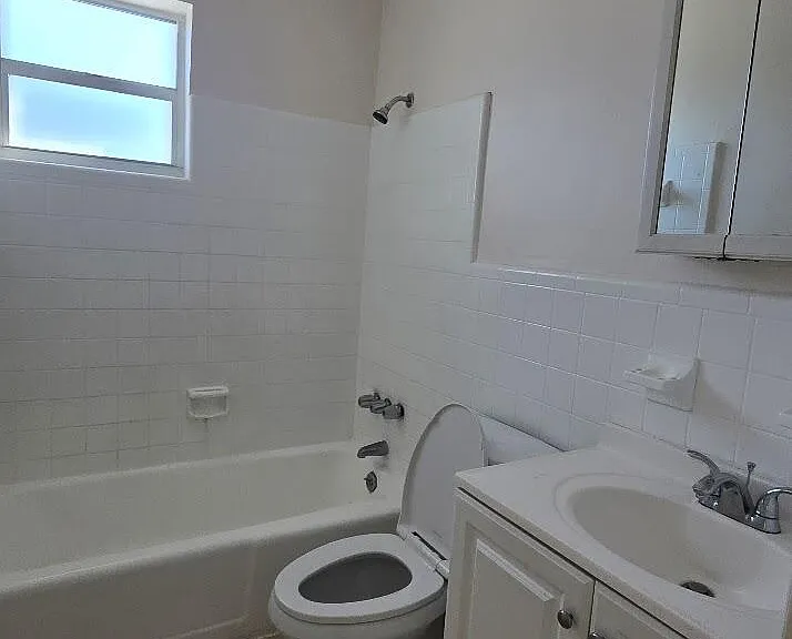 1290 NE 142nd St #10 — Photo 4
