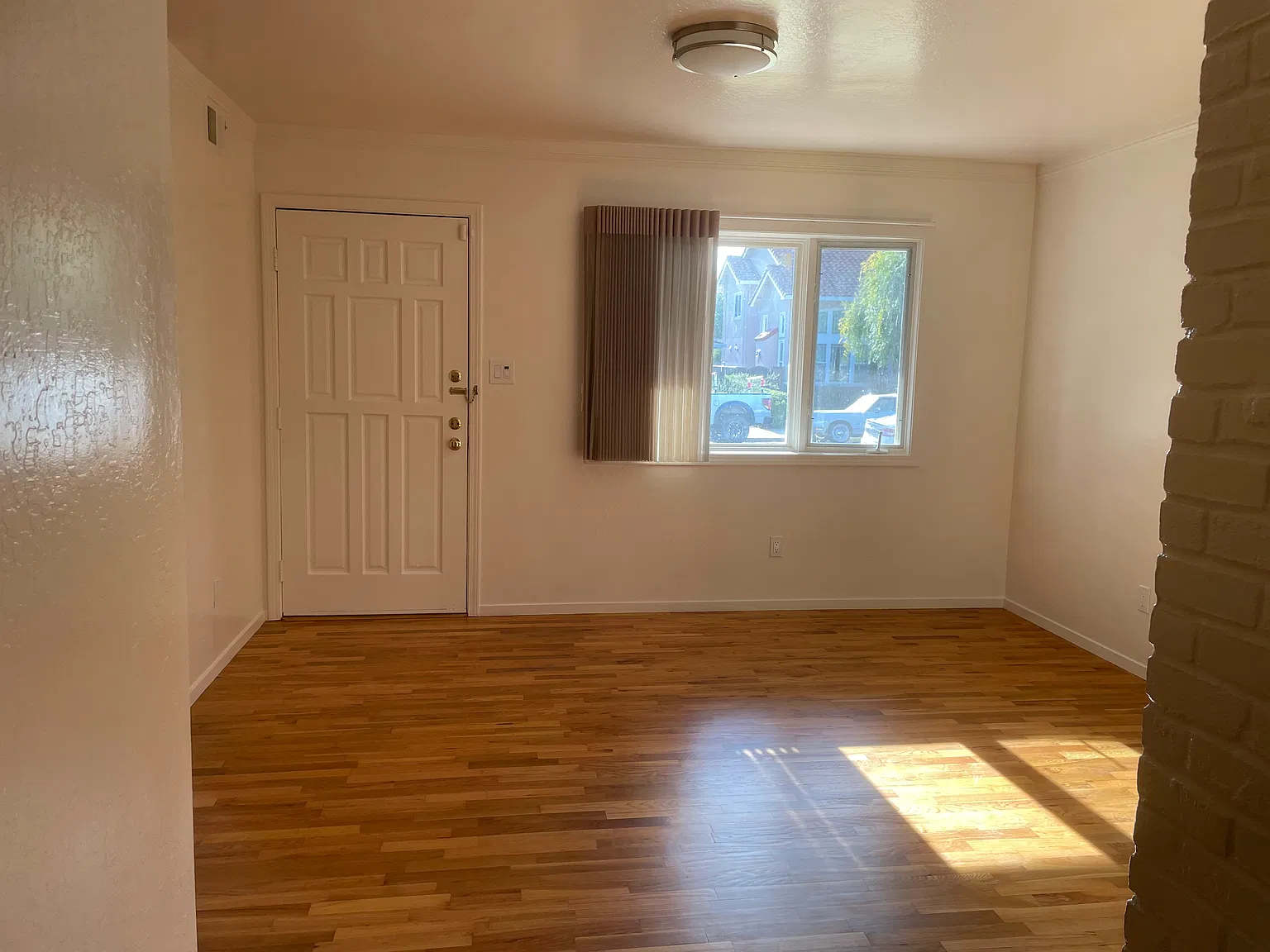1551 Daphne Dr — Photo 2
