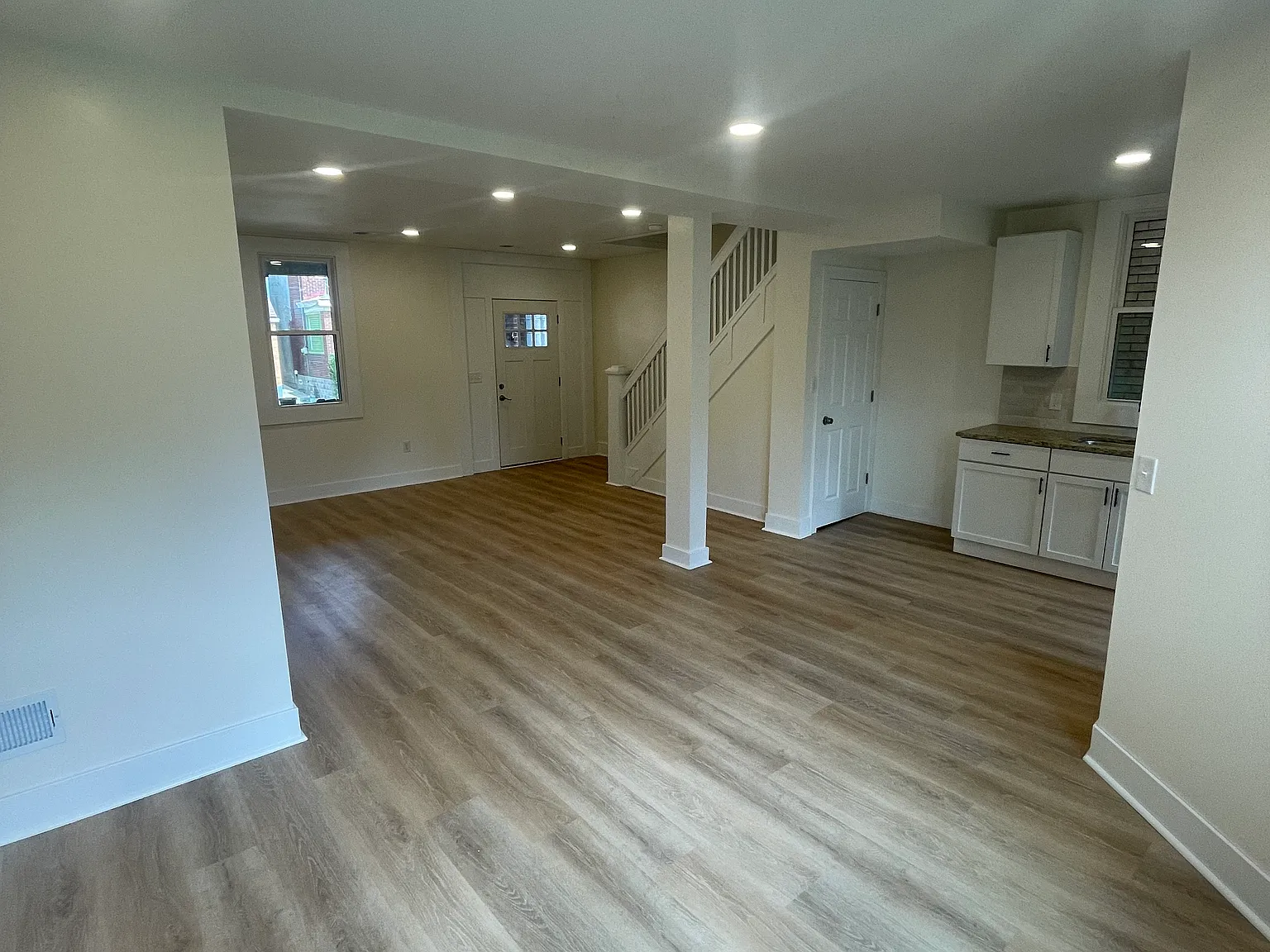 3 bed, 1316 sqft, $1,975 — Photo 2
