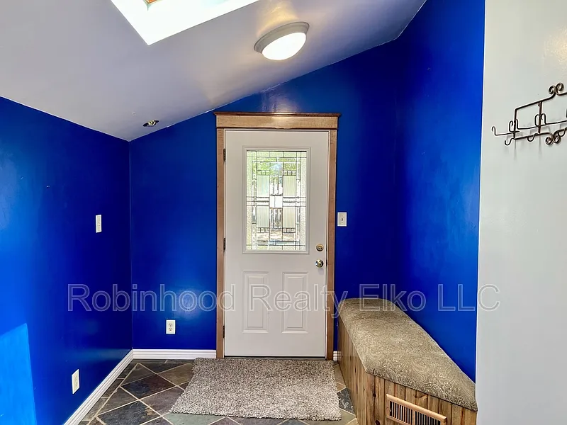 3 bed, 1.0 bath, 1392 sqft, $2,300 — Photo 4