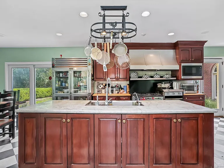 Kitchen center island w/double sinks