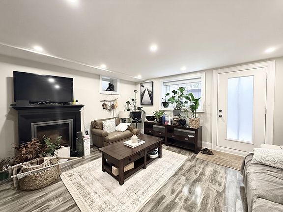 5th image of 117 Chaplin Cres