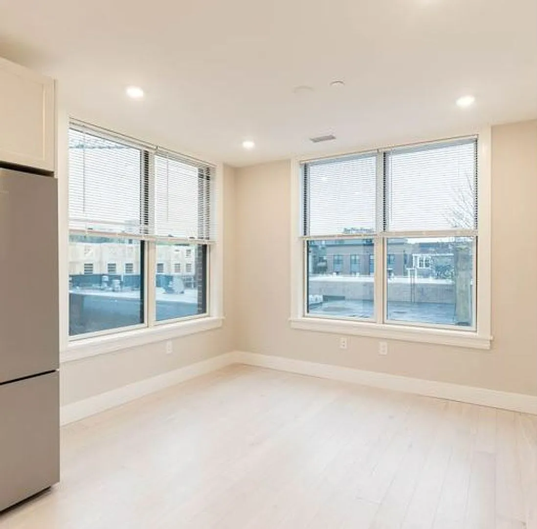 Charming 1 Bedroom-No Broker Fee — Photo 3