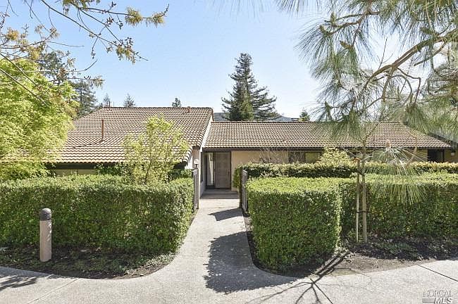 1st image of 32 Fairway Dr