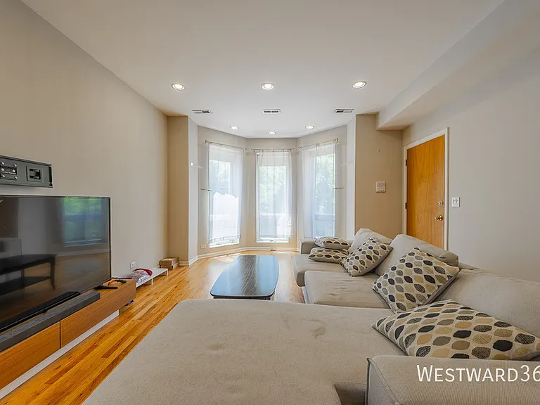 1114 W Hubbard St #2F — Photo 3
