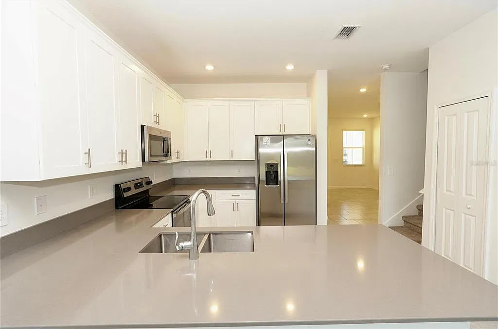 3 bed, 2.5 bath, 1843 sqft, $2,300 — Photo 4