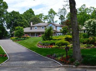 5 Corringway Ct, Dix Hills, NY 11746