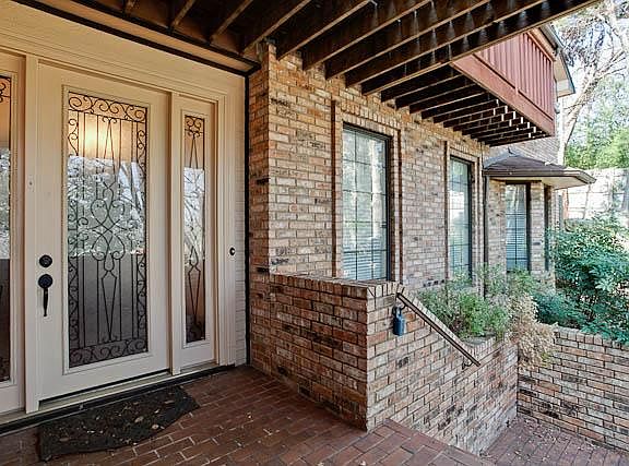 3rd image of 907 Stevens Wood Ct