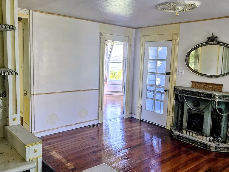 725 Alhambra St — Photo 2