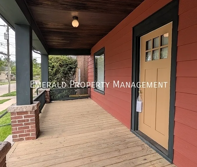 718 Locust St — Photo 2