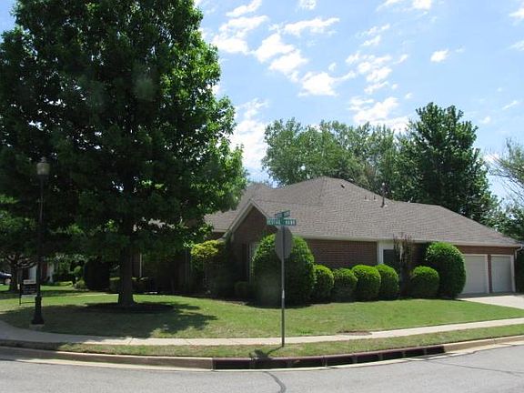 3 Car Gargage W/ lots of room