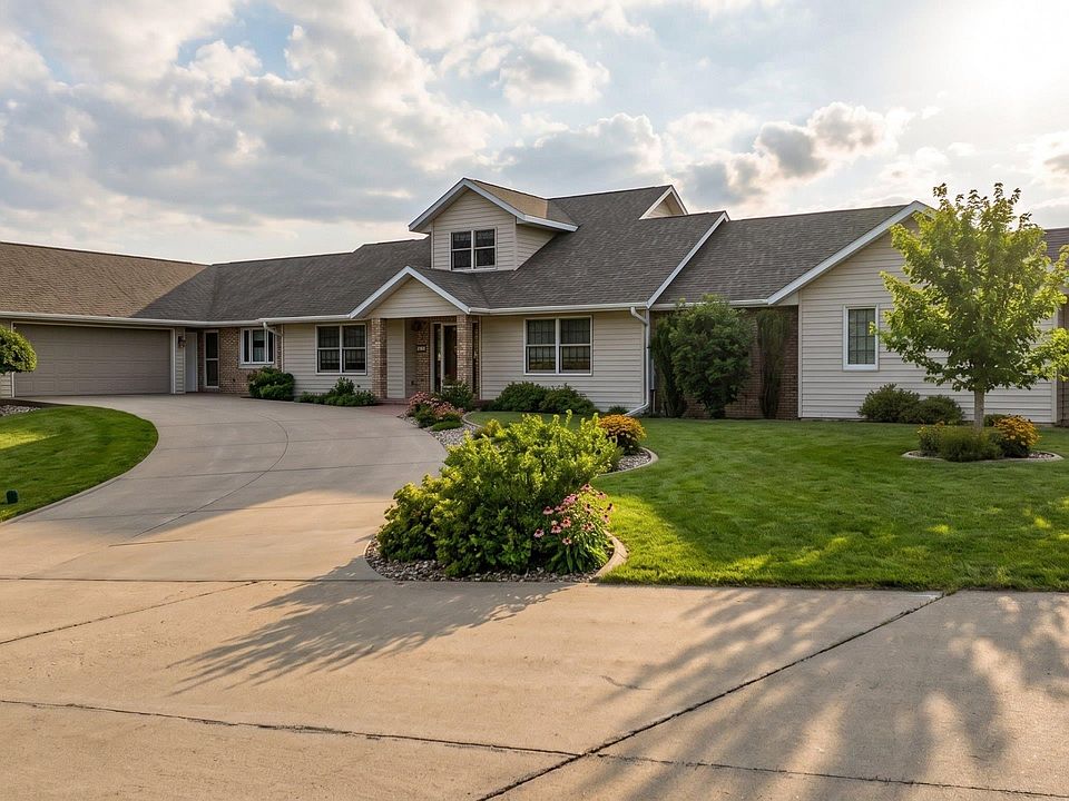 1st image of 300 Calumet Cir