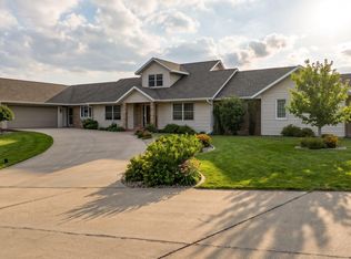 300 Calumet Cir, Yankton, SD 57078