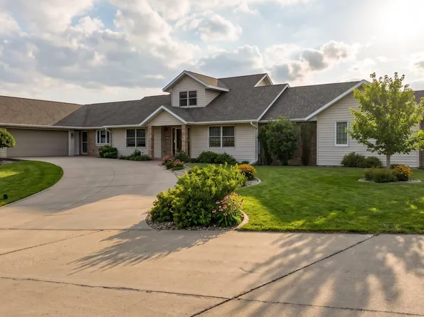 300 Calumet Cir, Yankton, SD 57078