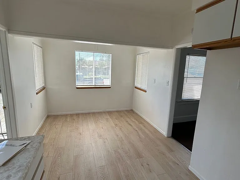 410 E B St — Photo 4