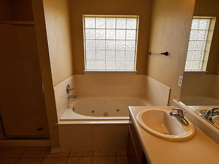 1532 Hutchinson St — Photo 12