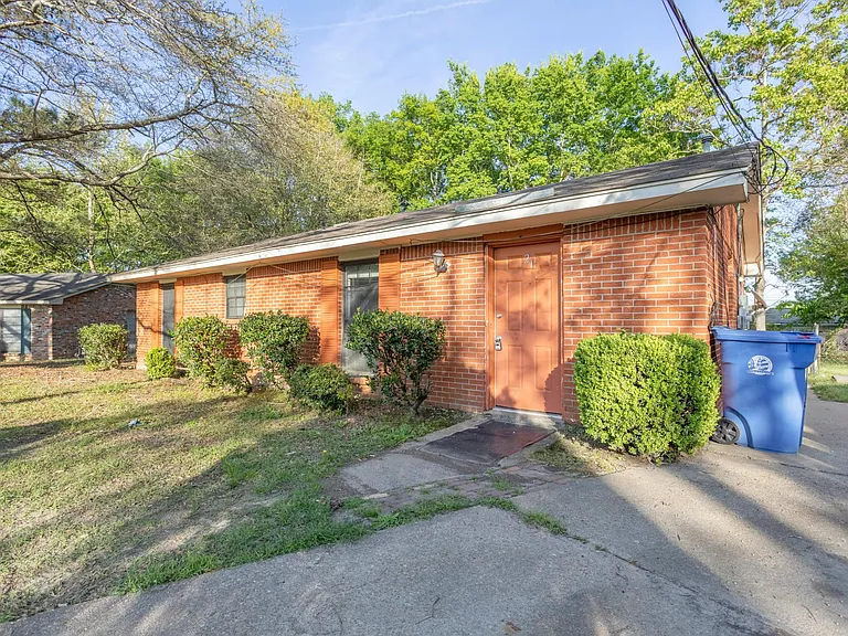 212 Bobbie Ct — Photo 2