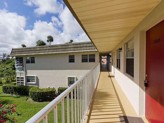 3rd image of 4 Vista Gardens Trl