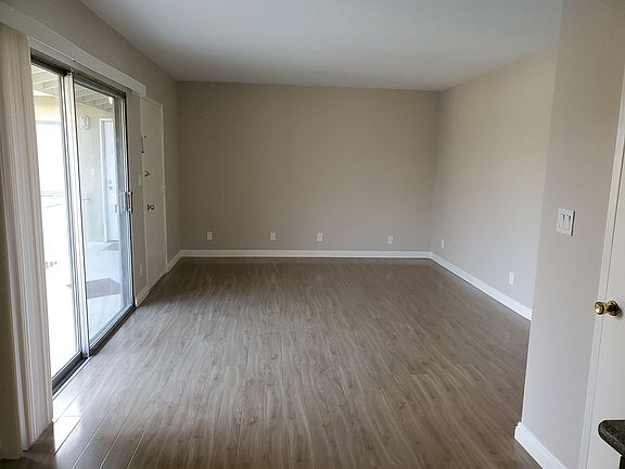 4th image of 5017-5021 Buffalo Ave #5017-4