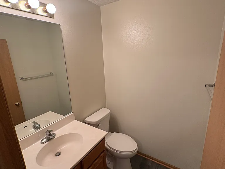 872 Edgewater Dr — Photo 6