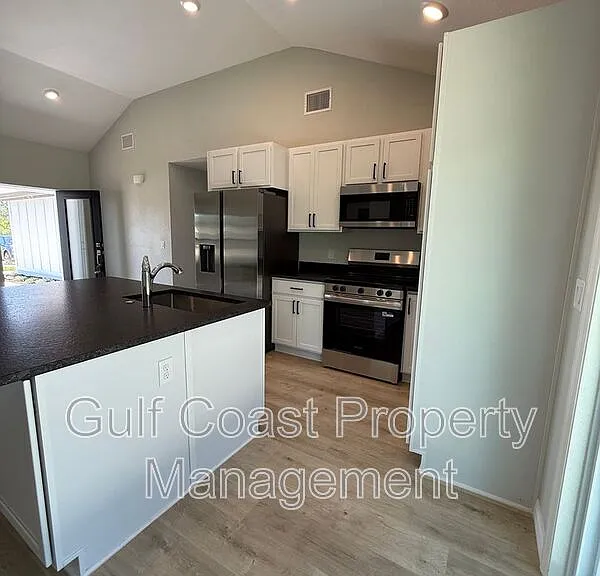 3294 W Price Blvd — Photo 10