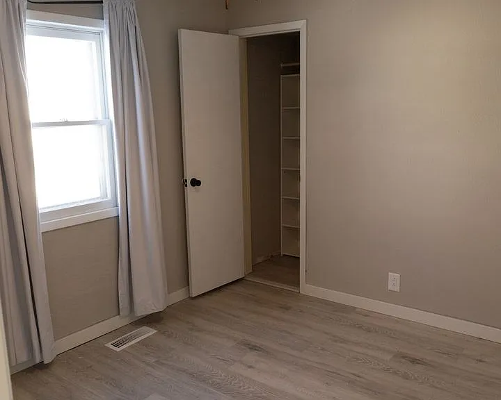 1133 Columbia St — Photo 12