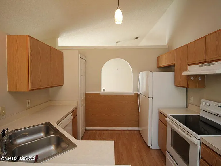 2230 Redwood Cir NE — Photo 5
