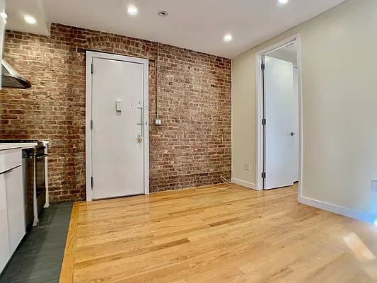 Rented by Bohemia Realty Group | media 10