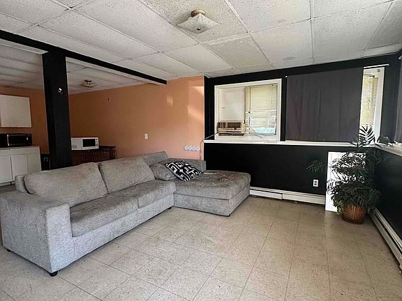 3rd image of 15 Fiore St Basement 1