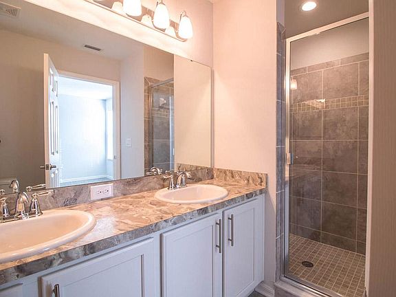 En-suite master bath - New townhome in Sarasota, FL