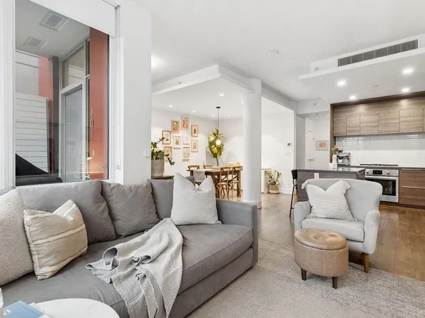 1550 Fern St #101, North Vancouver, BC V7J 0A9