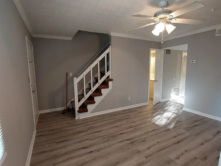 140 Hunters Ln #B — Photo 3