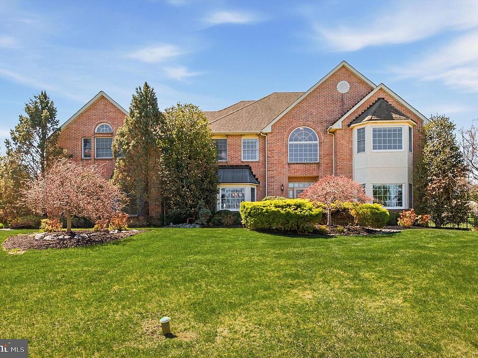 1st image of 2594 Hillcrest Dr
