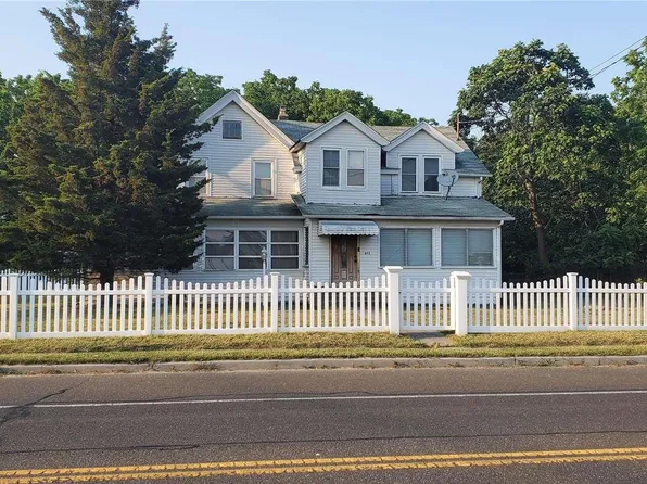 673 S Country Road, East Patchogue, NY 11772
