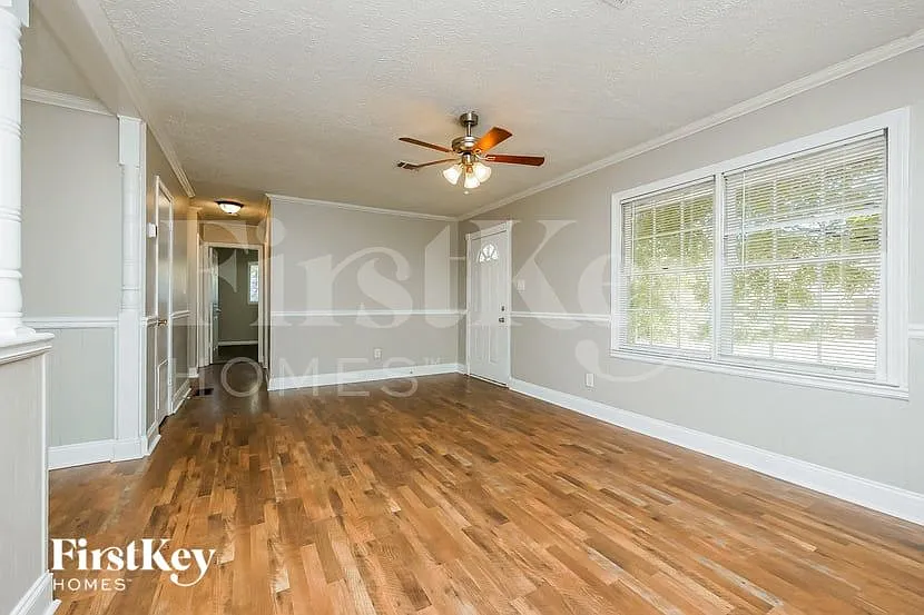 4 bed, 2.0 bath, 1326 sqft, $1,910 — Photo 3