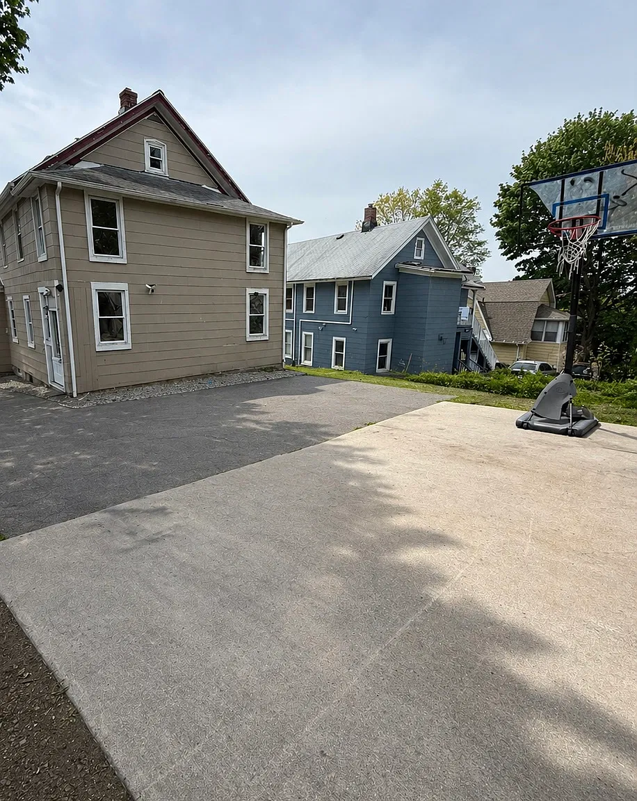 3 bed, 1100 sqft, $2,000 — Photo 3