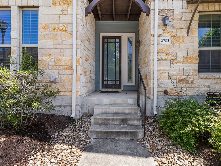 2703 Zach Scott St — Photo 2