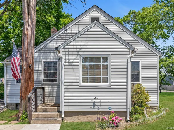 193 Manhattan Avenue, West Babylon, NY 11704