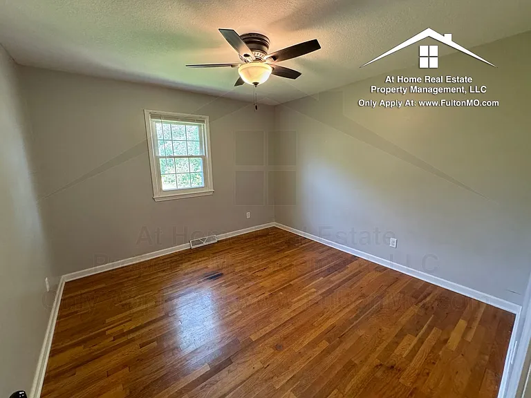 1304 Bradley Ln — Photo 11