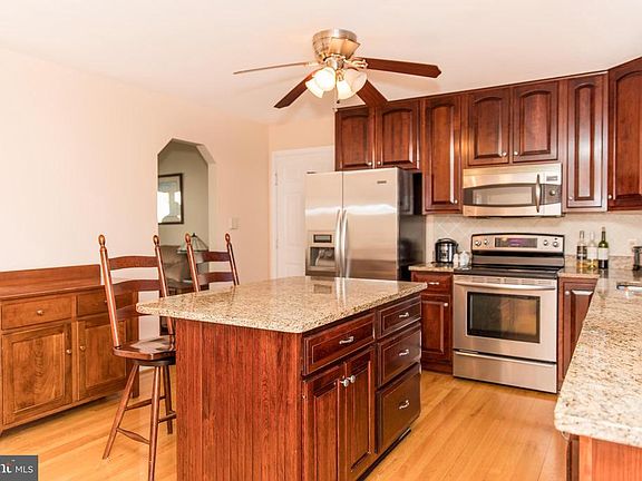5th image of 1942 Almond Dr