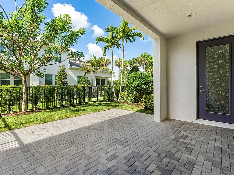 16474 Helix Ct — Photo 32