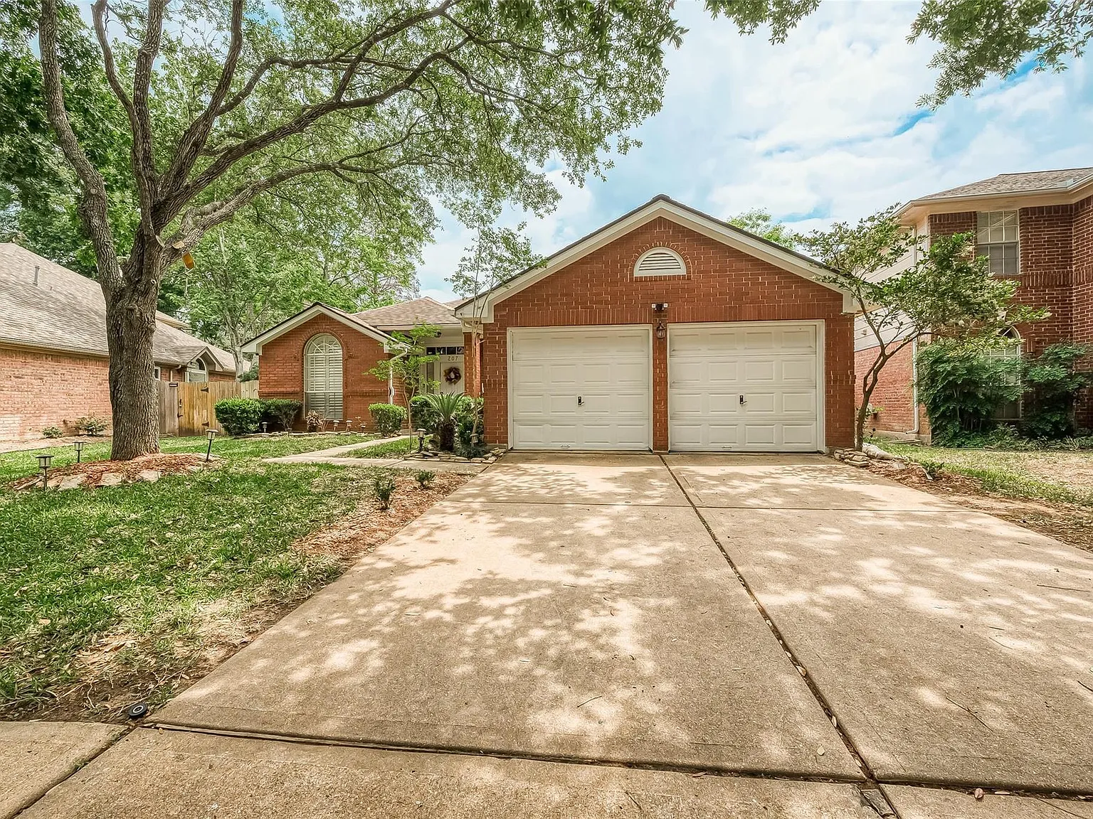 3 bed, 2.0 bath, 1896 sqft, $2,300 — Photo 4