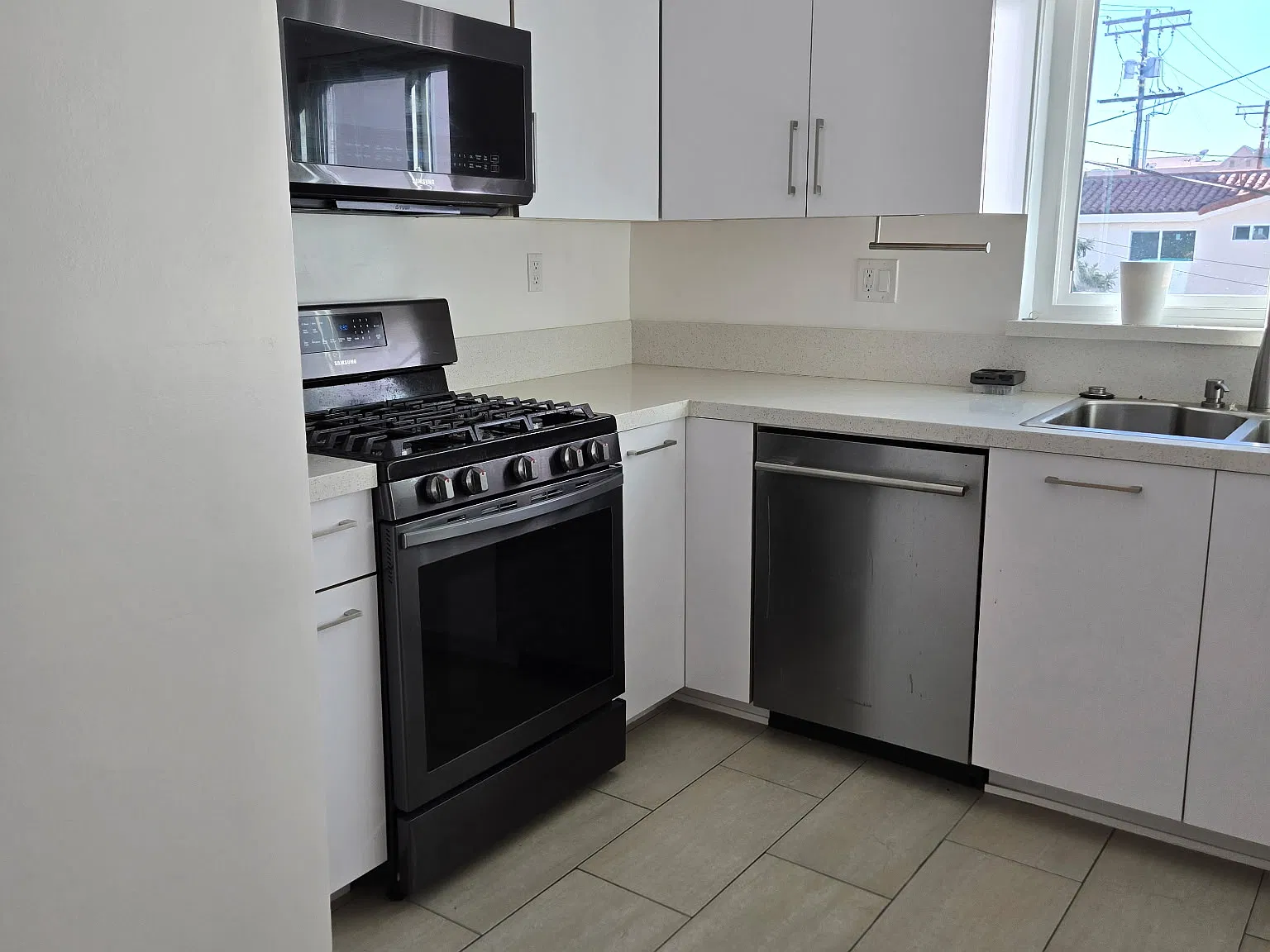 2 bed, 1000 sqft, $3,195 — Photo 2
