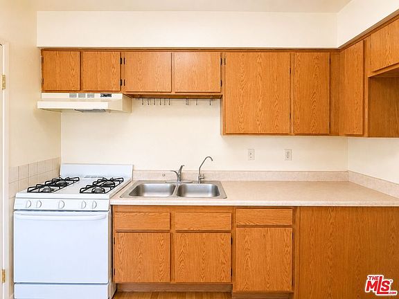 5th image of 810 S Berendo St