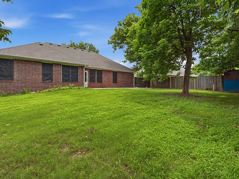 305 NW Palomino St — Photo 19