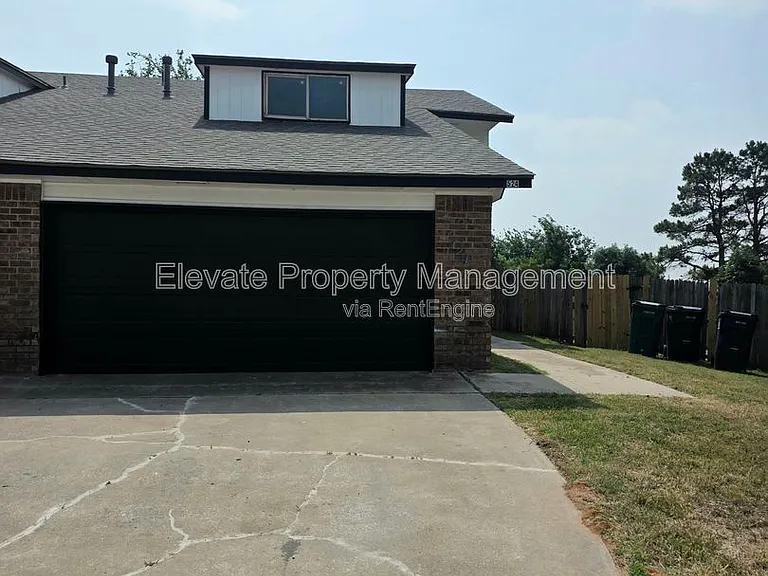 524 Westwood Ct — Photo 1