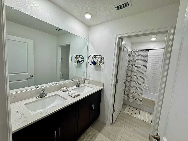 Upstairs 2nd Full Bath
